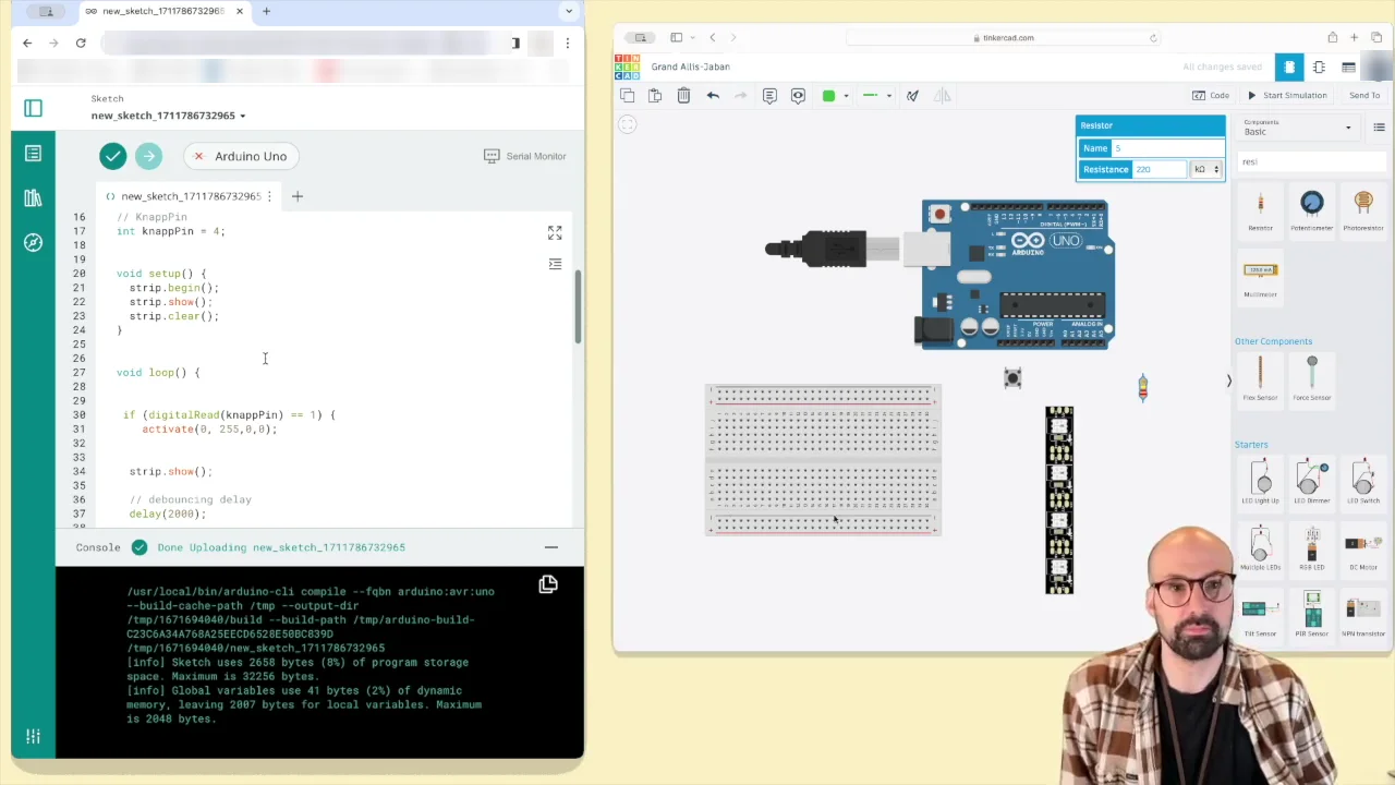 Skärmbild ur filmen innan något är kopplat. Till vänster Albins Arduinokod, till höger kretssimulatorn med en Arduino Uno, ett liggande kopplingsdäck, en liten tryckknapp, ett motstånd och en stående LED-slinga. Albin syns nere till höger.